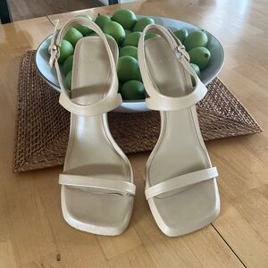 VINCE LUELLA SANDALS SIZE 9